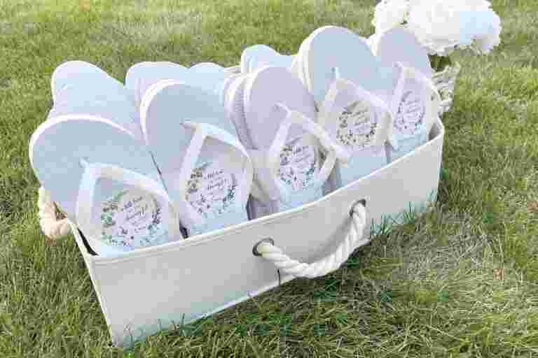Get White Flip Flops in Bulk: Make Your Guests Feel Comfortable